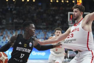 Dennis Schröder (à gauche) a mené l'Allemagne à un nouveau titre. KEYSTONE/AP/Sergei Grits